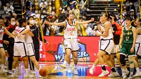 HBL女子組冠軍戰　淡商封后完成4連霸（3）111學年度HBL高中籃球聯賽女子組冠軍戰12日火熱開打，上演「雙北對決」，終場由新北市淡水商工（白衣）以81比59奪冠封后，完成4連霸，球員們開心在場中慶祝。中央社記者王騰毅攝　112年3月12日