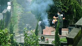 清明連假首日　掃墓人潮減少（3）因應2019冠狀病毒疾病（COVID-19，武漢肺炎）疫情，，民眾2日清明連假第一天戴口罩前往富德公墓掃墓祭祖，防疫期間人潮減少，希望降低群聚感染風險。中央社記者郭日曉攝　109年4月2日