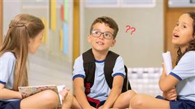 在溝通表達中，為了讓語句順暢，我們常常使用人稱代名詞，也就是「你我他」；然而，這對於正在學習語言的孩子來說，卻是個相對抽象、需要慢慢建立的概念。
