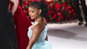 ▲荷莉貝利（Halle Bailey）一襲Dolce&Gabbana蓬裙禮服現身奧斯卡。（圖／路透社／達志影像）