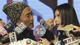 ▲MIUSA舉辦專輯記者會一度淚崩，吳宗憲體貼地幫她拭淚。（圖／侯世駿攝／CTWANT提供）