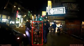 婦人違停口袋放「這個」　遇警盤查被逮