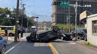 轎車路口闖紅燈釀禍　撞翻直行車釀3傷