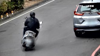 有夠暖！騎士摔車遭壓　秒被警民包圍關心