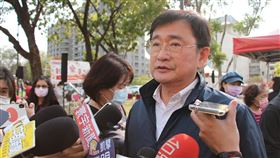 黃國書：若能幫民進黨打贏選戰  什麼角色都願意無黨籍立委黃國書（前右）11日在台中受訪表示，他現在是自由球員，不一定能上場打擊，若能幫球隊獲勝，他當打擊教練也可以，但怎麼幫球隊打贏艱困選戰，需要大家一起合作思考，只要能幫民進黨贏得選戰，「任何角色我都願意」。中央社記者蘇木春攝  112年3月11日