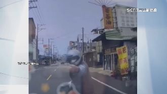 阿伯好兇！疑不滿被叭　停路中搥車又再踹