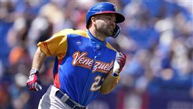 ▲太空人「阿土伯」奧圖維（Jose Altuve）差點遭到隊友爆頭。（資料圖／美聯社／達志影像）