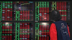 疫情利空淡化　台股續創盤中新高台灣12日新增2例新冠肺炎本土感染，投資人正向看待疫情控制狀況，台股13日早盤強漲逾百點，盤中一度大漲180點，指數來到15680.86點，再寫盤中高點新紀錄。中央社記者張新偉攝　110年1月13日