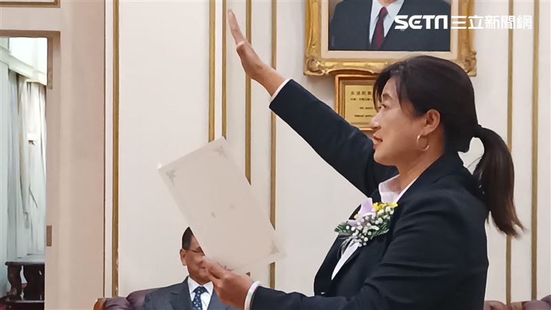 蔡培慧宣誓就職　表態爭取下屆立委提名