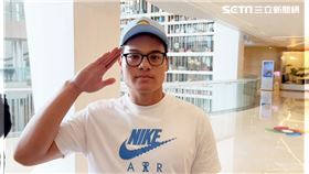 經典賽，張育成，遛狗，球迷簽名，親和力，離開台灣隊感性發言：感覺心要裂開了 (圖／翻攝畫面)