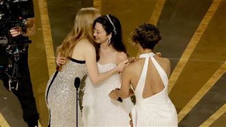 楊紫瓊成首位亞裔影后！奧斯卡造就神同框