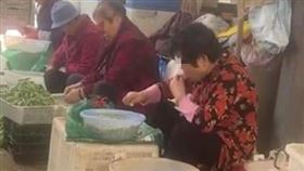 超噁！大媽「用嘴剝毛豆」畫面曝：不會嚼