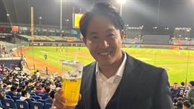 ▲五十嵐喝「50嵐」了！照片曝光台灣球迷全笑翻：老闆終於來喝了（圖／翻攝自五十嵐亮太IG）

