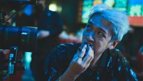 柯震東為省錢自己當臨演嗑海鮮。（圖／禾豐九路提供）