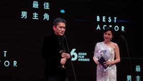 梁朝偉從劉嘉玲手中接過獎座。（圖／翻攝自IG）