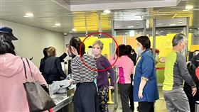 吳先生13日下午台中機場捕獲野生「鳥來嬤」。（圖／讀者吳先生提供）