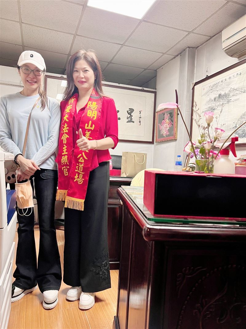 女星楊紫瓊（圖左）2023年11月曾到陽明山姜太公道場拜拜。（圖／陽明山姜太公道場提供）