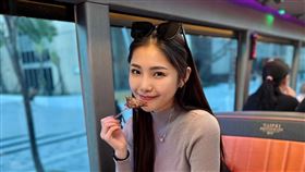 楊淨宇開心在雙層餐車巴士上享用美食。（圖／楊淨宇提供）