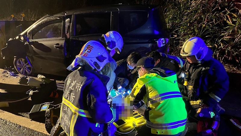 濱海公路死亡車禍！　男自撞護欄送醫亡