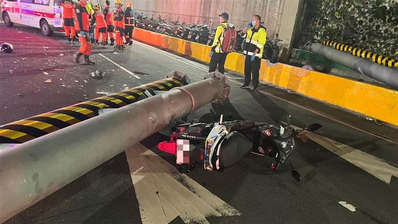 三重防撞桿遭2大貨車撞落！騎士撞上噴飛