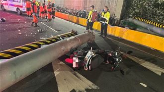 三重防撞桿遭2大貨車撞落！騎士撞上噴飛