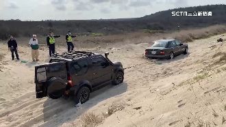 NHK記者訪澎湖車陷沙灘！警合力助脫困