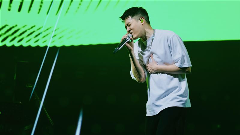 周湯豪香港處女秀嗨炸　男星脫衣全裸拚了