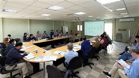 地政局和工程廠商每週定時召開工務會議，追蹤工程進度。(圖/新北市地政局提供)