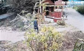 彰監受刑人逃逸畫面曝！翻牆悠哉大步離去（圖／翻攝畫面）