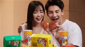 台灣麥當勞「經典甜辣韓風炸鷄腿」3月15日至4月18日限期回歸，搭配BT21限定包裝。（圖／品牌業者提供）