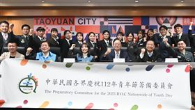 包括市府青年局長侯佳齡、救國團主任葛永光、青年節籌備委員會執行委員會總召集人徐浚瑋、救國團桃園市團委會副主任委員張建隆、桃園市青年節籌備委員會主席陳毅、2023年桃園市獲選社會優秀青年代表及青籌會成員等均一同出席活動。(圖/桃園市政府)