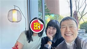 陸元琪與導演王小棣及「紅孩兒」成員韓志杰（圖／翻攝自陸元琪臉書）