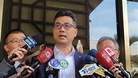 ▲星宇航空執行長翟健華由律師陪同，親自赴地檢署按鈴提告。（圖／記者楊佩琪攝）