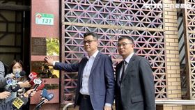 星宇航空執行長翟健華今（14）日上午十時卅分，在委任律師林文鵬陪同下，至台北地檢署按鈴申告。（圖／星宇提供）