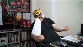 聽聞三上悠亞引退消息，百萬網紅中指通崩潰。（圖／翻攝自中指通推特）