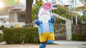 IKEA大台北地區四間分店3月13日起聯合舉辦春季嘉年華，鯊鯊店長親自上街出巡宣傳。（圖／品牌業者提供）