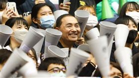 HBL女子組冠軍戰　雙北市長觀賽（2）111學年度HBL高中籃球聯賽12日下午在台北小巨蛋進行女子組冠軍戰，由北一女中對決淡水商工，上演「雙北對決」，新北市長侯友宜（中）也親自到場替淡水商工加油。中央社記者王騰毅攝  112年3月12日