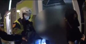 徐姓遊民無故拿刀追著夜跑民眾。（圖／翻攝畫面）