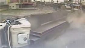 鋼鐵基座未繫牢固! 曳引車過彎噴甩翻覆
