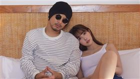 三上悠亞2年前曾和黃明志（左）拍過MV。（圖／翻攝自黃明志 IG）