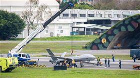 ▲中科院騰雲無人機在花蓮機場滑行起飛過程中因機件顯示異常，依標準程序放棄起飛，於煞車減速中無人機滑出跑道。有航迷意外拍下，吊掛處理影像。（圖／花蓮航迷提供）