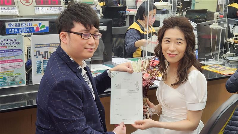 白色情人節放閃　情侶紛至板橋戶政辦結婚