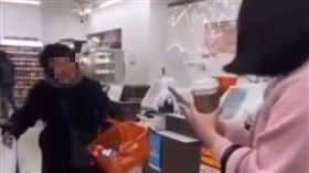 2少女超商「戲弄街友」，不買單就走還拍片，PO網想紅下場曝光。（圖／翻攝自抖音）