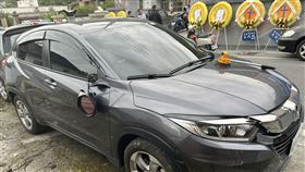 花蓮民代酒駕累犯撞路人還肇逃花蓮縣秀林鄉民代表賴偉翔2022年才因酒駕遭吊銷駕照，14日上午竟再度酒駕且撞傷路人逃逸。警方循線在附近找到呼呼大睡的賴偉翔，依法將他送辦。圖為肇事黑色自小客車。（新城警分局提供）中央社記者張祈傳真  112年3月14日