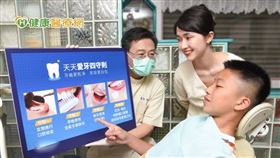 黃耀慧醫師強調人人都應落實「愛牙四守則」，維持正確的口腔保健習慣，謹記「檢、刷、線、嚼」四字口訣，維持良好的口腔健康，也能間接促進身心健康。