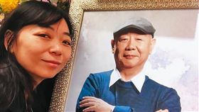 ▲藝人顧寶明去年離世，女兒顧乃玠（左）與父親合照淚別。（圖／翻攝顧乃玠臉書）