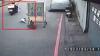 男童衝出馬路遭機車撞飛　驚悚畫面曝光