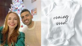 琳賽蘿涵曬嬰兒裝宣布懷孕喜訊。（圖／翻攝自琳賽蘿涵IG）