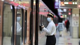 台鐵工會：5/1萬人不加班（3）台鐵工會因對交通部草擬的台鐵公司化條例草案有不同意見，不滿交通部不願與工會討論，發動5月1日勞動節當天以合法休假方式不加班，並鼓勵會員簽署不加班聲明，工會15日表示，已有上萬員工響應。圖為台鐵員工15日於車站月台執勤情形。中央社記者張皓安攝  111年4月15日