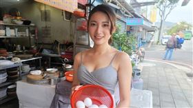 近日雞蛋荒問題，「美女廚神」林彤透露炒飯到一半卻沒蛋。（圖／記者游定剛拍攝）